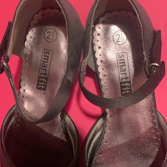 Smart fit Black Girl’s Heels - Picture 3 of 4